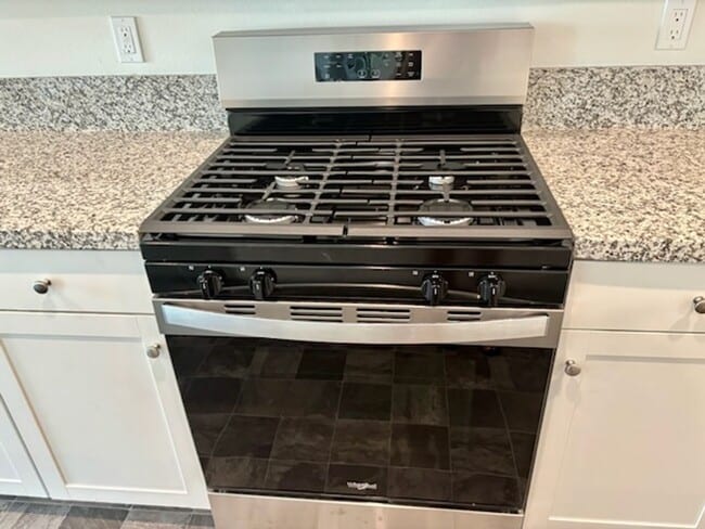 Foto del edificio - Brand New two-story 6 Bedrooms, 3 Baths So...