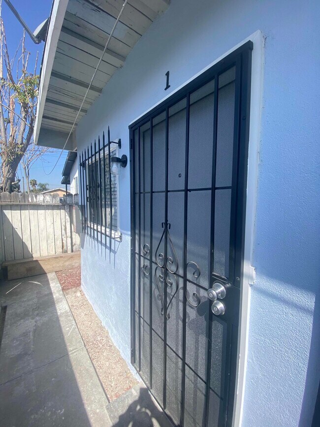 Foto del edificio - 7408-7411 Elsie St (7408-7411 Parmalee Ave)