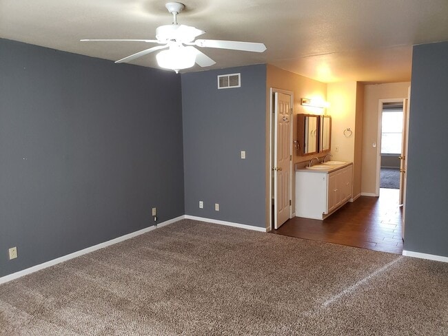 Building Photo - 2002 Middletown Dr