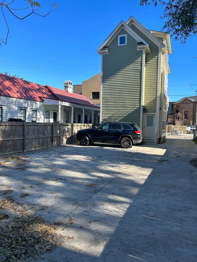 Photo - 225 Nassau St Apartment