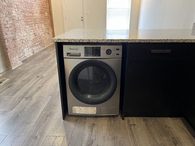 in unit washer/dryer - 518 25th St