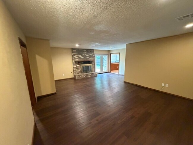 Foto del edificio - Wonderful east Norman home! Three bed, two bath, two car garage, fully fenced yard!