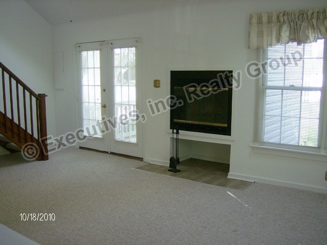 Building Photo - Beautiful and spacious townhouse in Bon Air