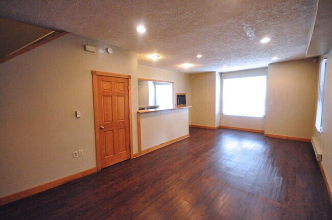 Foto del edificio - 61 McMillen Ave