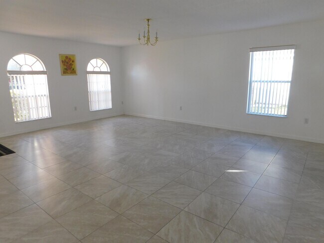 Foto del edificio - 669 Woodland Creek Blvd