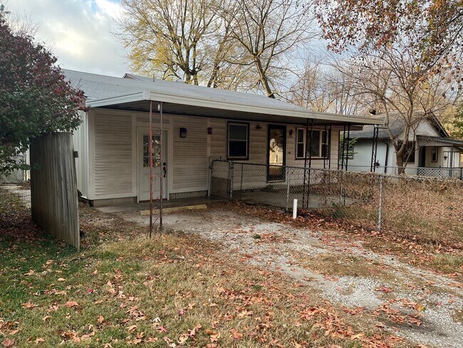 Foto del edificio - Adorable 3 Bedroom, 2 Bathroom Home with Fenced Backyard!