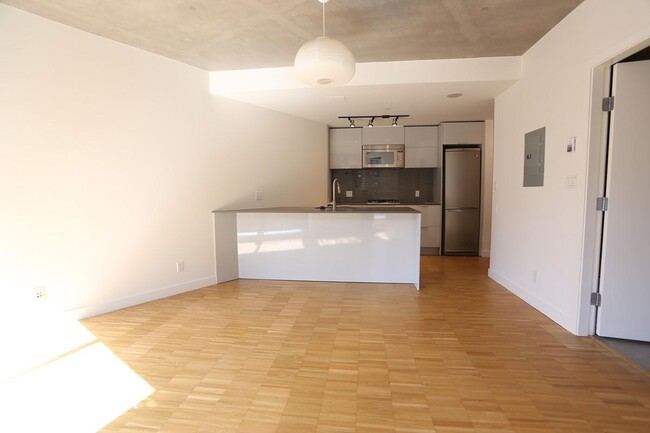 Building Photo - Woodwards W43 1 Bed Apartment Rental 709-1...