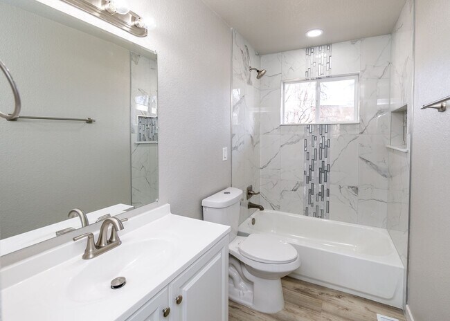 Foto del edificio - Newly Remodeled 5 Bed Home with Huge Yard