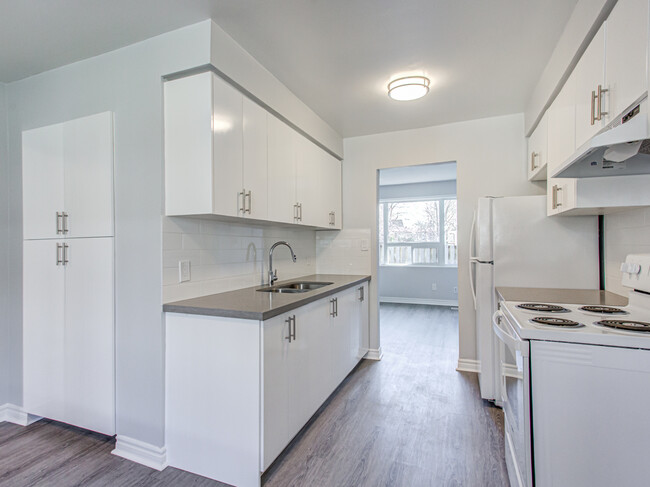 Photo du bâtiment - 3 bed, 1.5 bath townhomes in Thornhill.