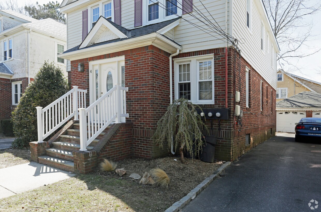 Fairfield Townhouses At Farmingdale Village Apartments in Farmingdale