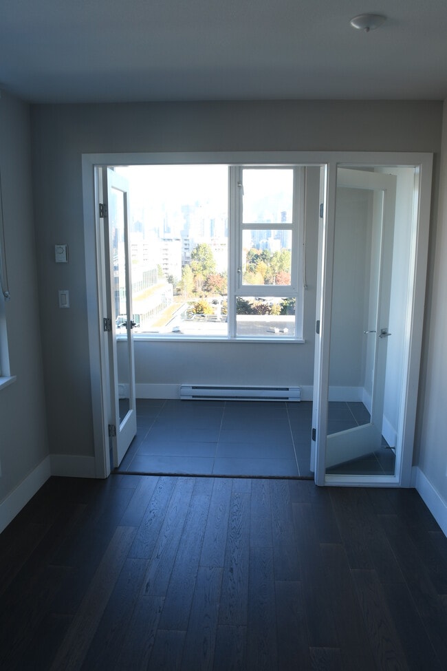 Building Photo - 538 7th Av W