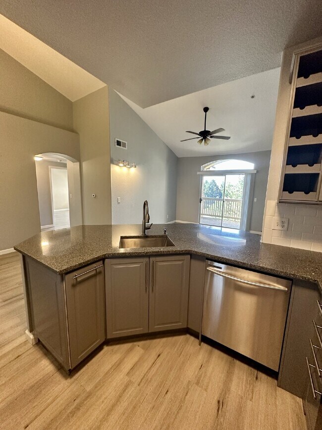 Foto del edificio - Don't Miss This Stunning Top Floor Unit in Littleton, CO! Stunning View From Private Balcony!!