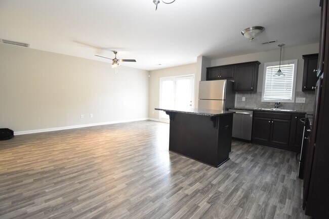 Foto del edificio - First Two Weeks Rent Free!! 3 Bedroom 2.5 Bathroom Townhome