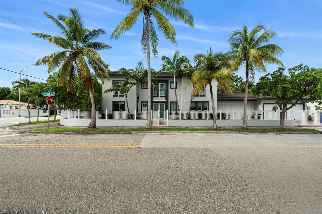 Foto principal - 1930 SW 12th Ave