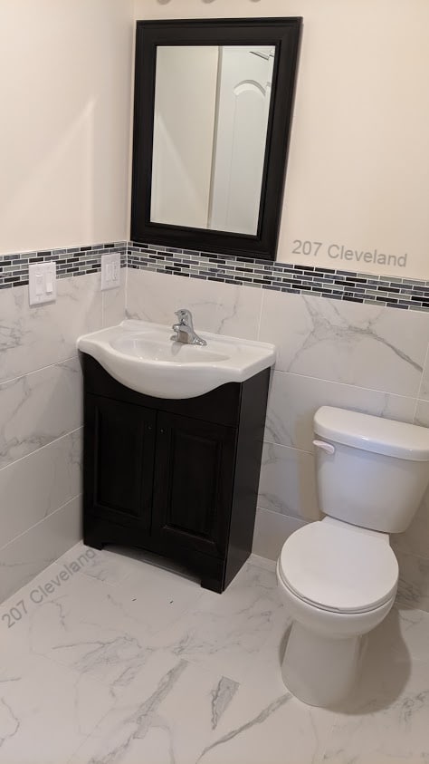 Master Bathroom En Suite - 207 Cleveland Ave