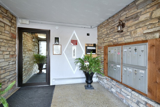 Building Photo - 8997 Kennedy Dr