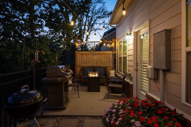 Building Photo - Spacious 3BR End-Unit with Main-Level Primary & Office