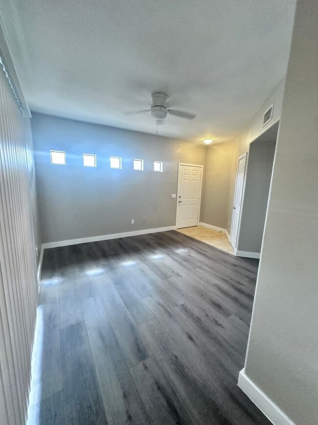 Foto del edificio - GREAT CONDO NEAR FREEWAY ACCESS!