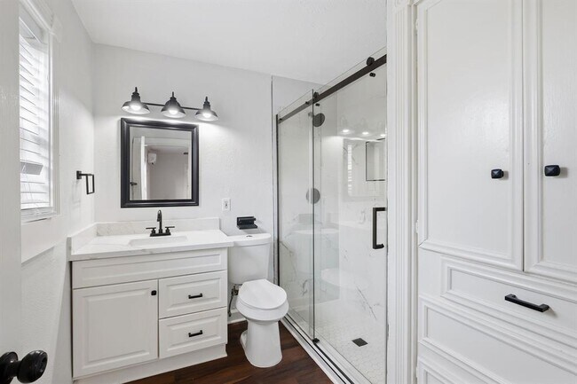 Building Photo - 215 Caplin St