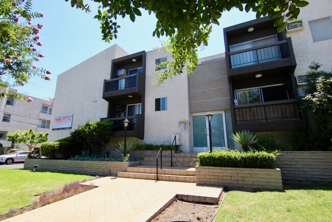 Building Photo - 1249 S Bundy Dr
