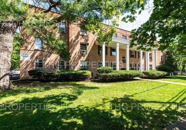 Building Photo - 610 E Front St