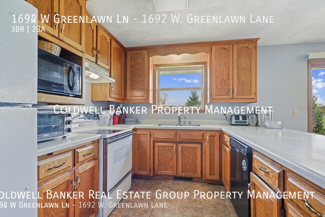Foto del edificio - 1692 W Greenlawn Ln