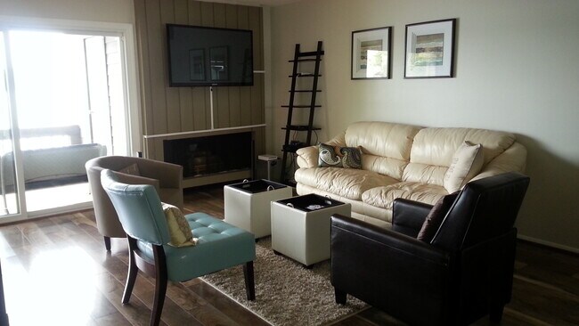 Building Photo - 824 Cliffs Dr