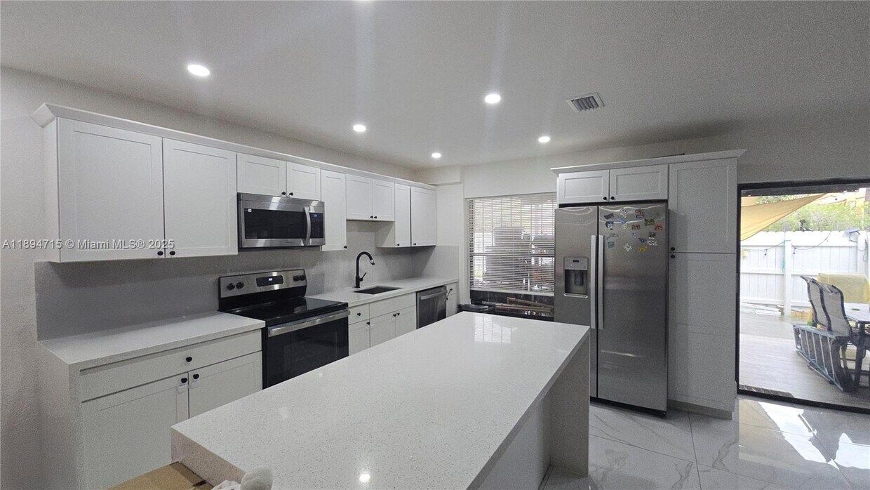 Foto principal - 6100 W 26th Ct