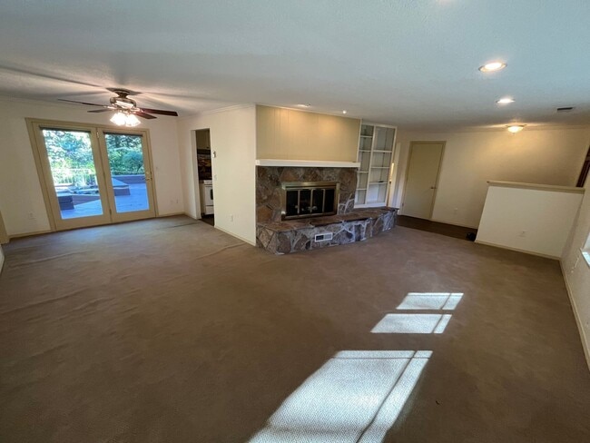 Building Photo - Fantastic 4 Bed/3 Bath Single Level Home -...