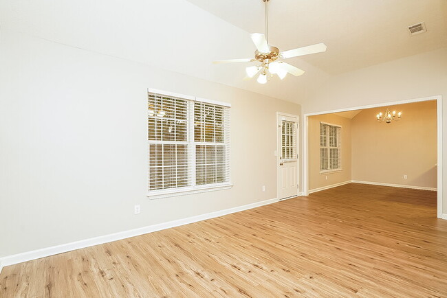 Foto del edificio - 152 Dreville Dr