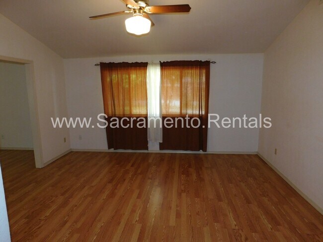 Foto del edificio - Spacious 4bd/2ba Orangevale Home with 2 Ca...