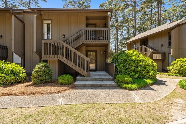 Building Photo - 10 Pine Tree Rd