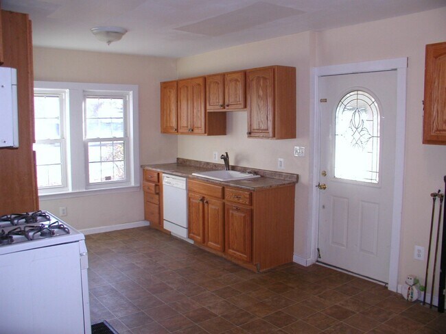 Foto del edificio - Renovated 2 Bedroom – First Floor Apartment in East Greenwich!