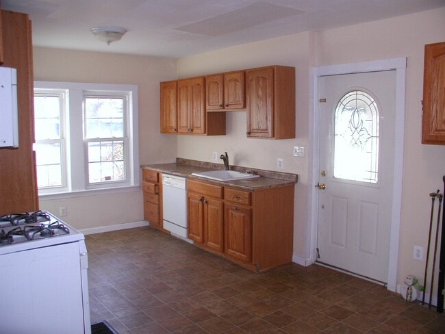 Building Photo - Renovated 2 Bedroom – First Floor Apartment in East Greenwich!