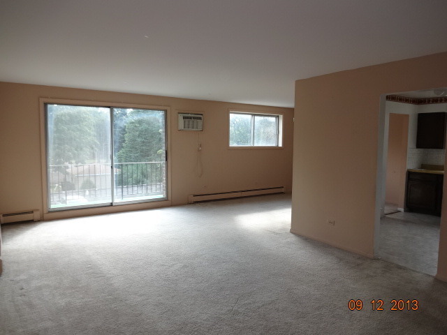 Living room + balcony - 9445 Kenton Ave