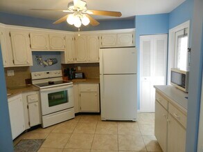 Building Photo - 6 W Greenway Dr