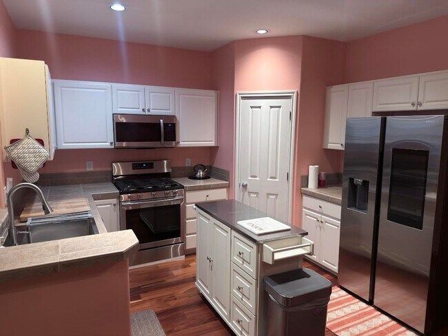 Foto del edificio - Beautiful Townhome Available in Prestigious Arbor Woods at Murrayhill