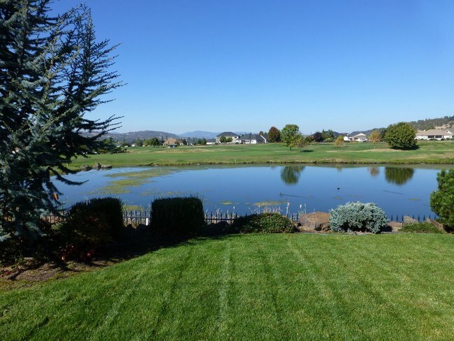 Building Photo - Amazing furnished home on the golf course
