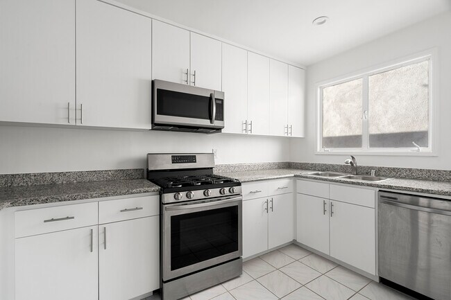 Building Photo - 1275 N Harper Ave