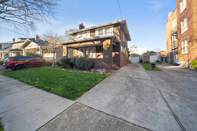 Building Photo - 916 Brandon Ave