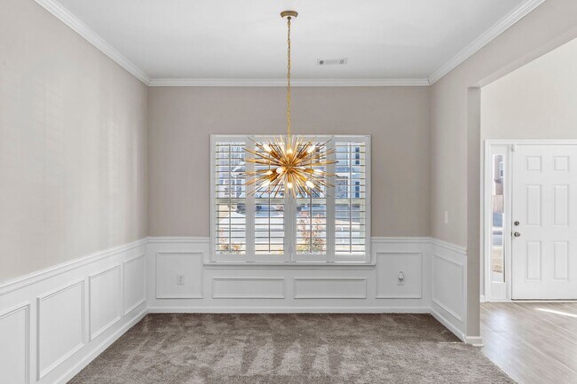 Foto del edificio - COMING SOON: APRIL 15 2026: Immaculate, Upgraded Home with Custom Features and Spacious Outdoor L...