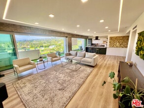 Building Photo - 838 N Doheny Dr