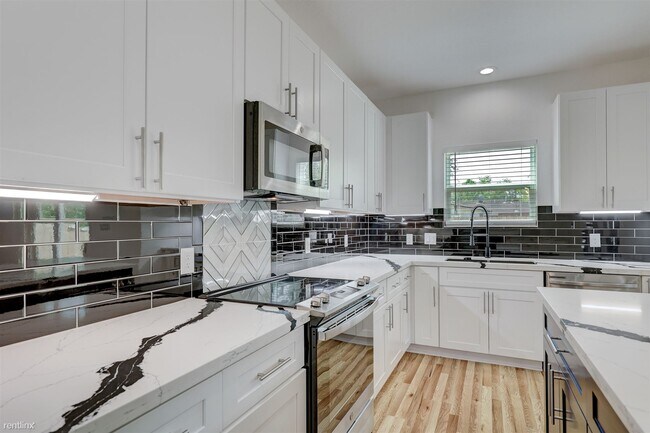Foto del edificio - 3 br, 2.5 bath Duplex - 5126 Lyndhurst Dri...