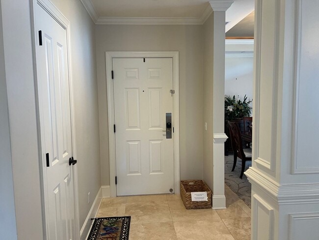 Foto del edificio - Walk to the Beach from this Furnished and Renovated Condo!