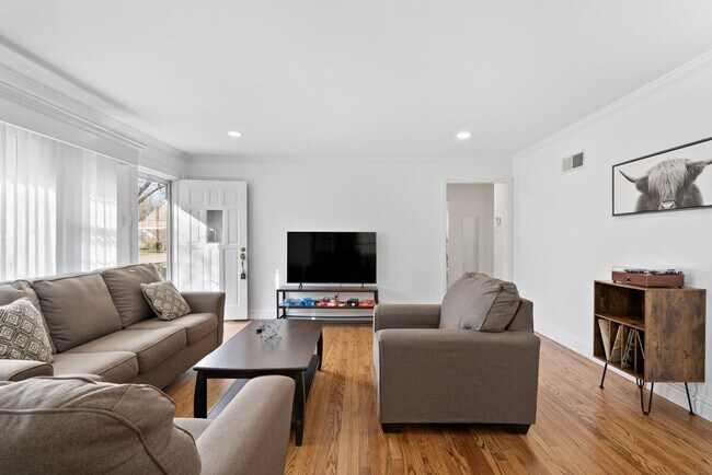 Building Photo - 310 Aubuchon St