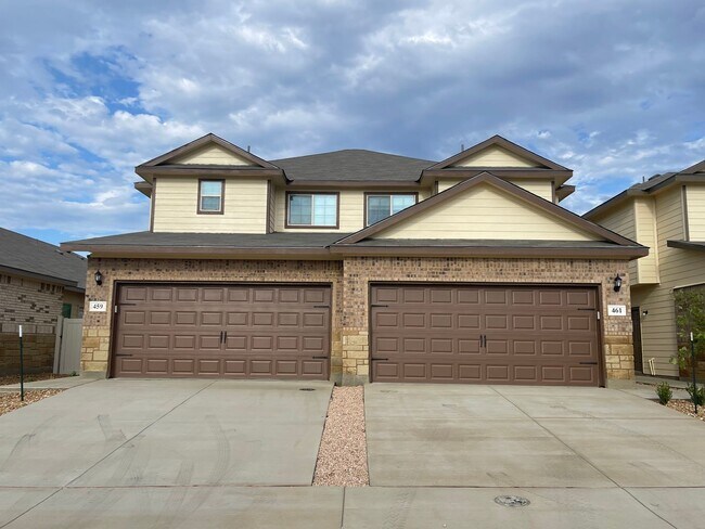 Foto del edificio - 3 Bedroom, 2.5 Bathroom, Two-story Duplex with a huge back yard in New Braunfels!