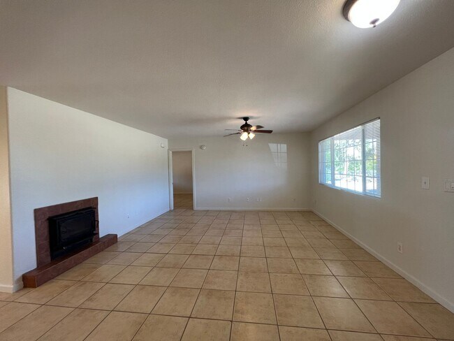 Building Photo - Hesperia Home on The Mesa
