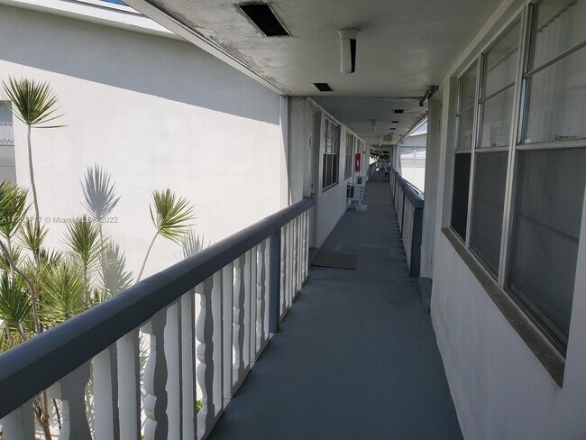 Building Photo - 166 Easthampton G