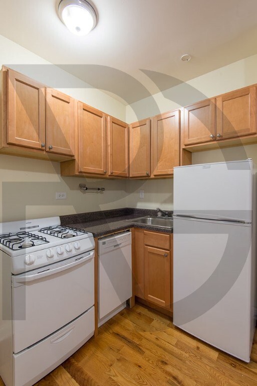 Building Photo - Large 1 bed in Courtyard building