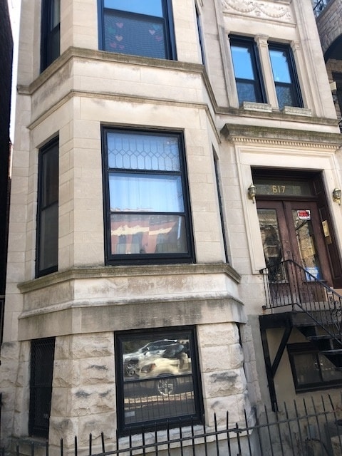 Photo - 617 W Surf St (Chicago, IL)